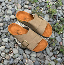 Load image into Gallery viewer, Sammy Men's footwear in cork by SYL