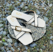Load image into Gallery viewer, Daniella flats by SYL
